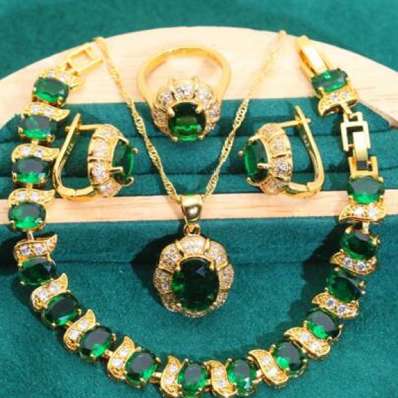 Luxurious Gold And Green Necklace Set